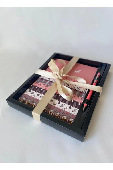 Özel Tasarım Çizgili Defter – 96 Yaprak, Yaldızlı Kenar & Kalem Hediyeli Defter