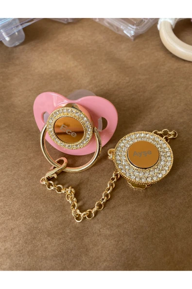 Altın Kaplama İsimli Zirkon Taşlı Silikon Emzik Seti (0-6 Ay) – Damaklı & Kişiye Özel Pembe