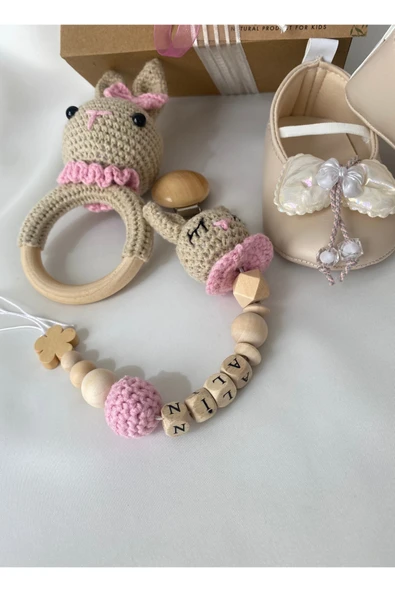 Kişiye Özel İsimli Yenidoğan Bebek Hediye Seti – Pembe Patik, Tavşan Çıngırak ve Emzik Zinciri - Resim 2