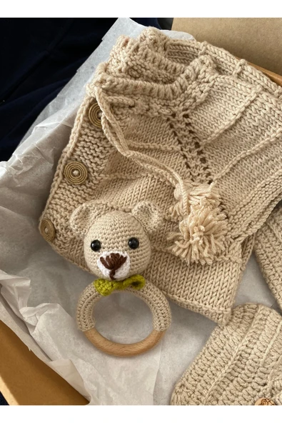 El Örgüsü Bej Bebek Yelek Takımı 3-12 Ay | Patik ve Amigurumi Çıngıraklı Hediye Seti ürün görseli 1