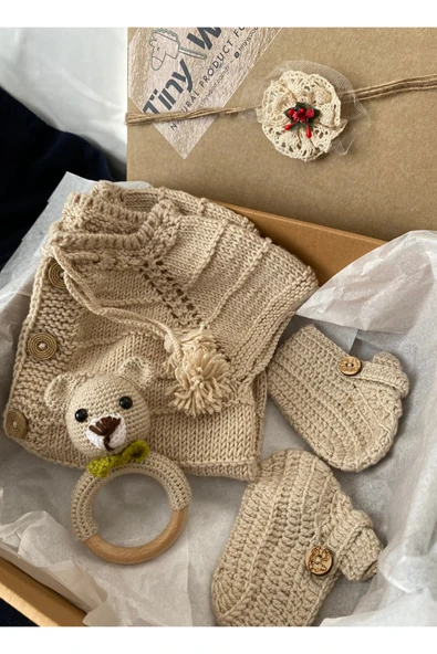 El Örgüsü Bej Bebek Yelek Takımı 3-12 Ay | Patik ve Amigurumi Çıngıraklı Hediye Seti - Resim 2