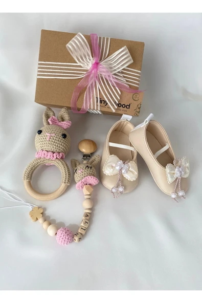 Kişiye Özel İsimli Yenidoğan Bebek Hediye Seti – Pembe Patik, Tavşan Çıngırak ve Emzik Zinciri - Resim 4