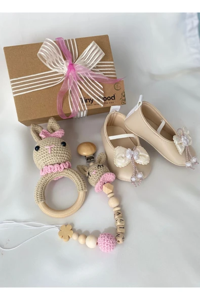 Kişiye Özel İsimli Yenidoğan Bebek Hediye Seti – Pembe Patik, Tavşan Çıngırak ve Emzik Zinciri - Resim 3
