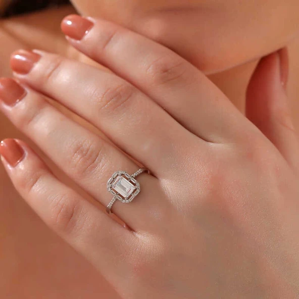 Gümüş Beyaz Baget Taşlı Kadın Yüzük - Resim 2