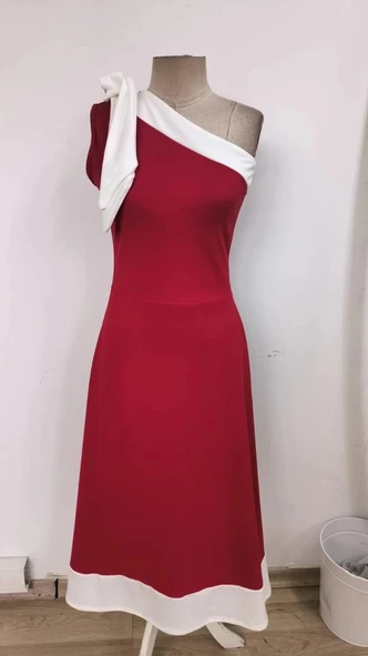 MDB Kadın Tek Omuzu Açık Omuzlardan Kurdela Detaylı çift Renkli Ithal Krep Elbise - Resim 4