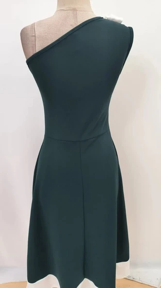 MDB Kadın Tek Omuzu Açık Omuzlardan Kurdela Detaylı çift Renkli Ithal Krep Elbise - Resim 6