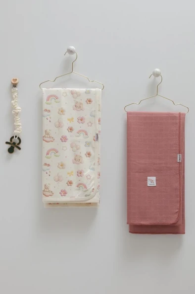 Caramell 3’lü Bebek Seti %100 Pamuk 80-90cm 1 Müslin Battaniye + 1 Penye Battaniye + Emzik Askısı Hediyelik Gülkurusu CRML.GKRS.BTK2207