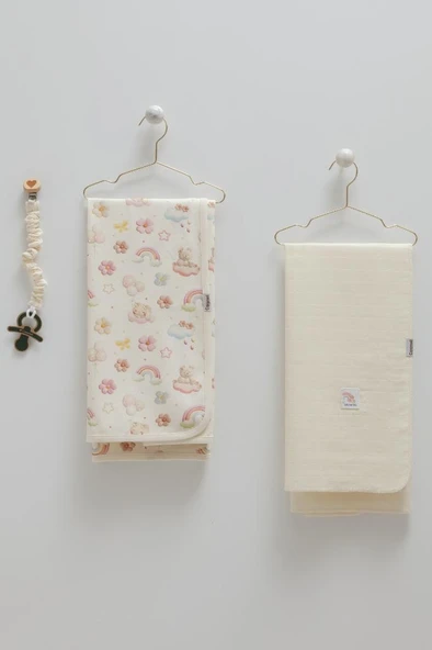 Caramell 3’lü Bebek Seti %100 Pamuk 80-90cm 1 Müslin Battaniye + 1 Penye Battaniye + Emzik Askısı Hediyelik Krem CRML.KRM.BTK2207