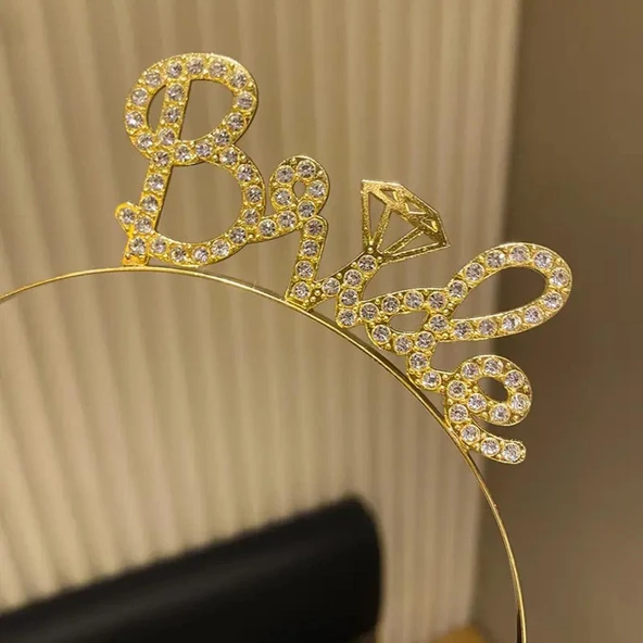 Altın Renkli Taşlı “Bride” Gelin Tacı – El Yazısı Yazı Tipiyle ürün görseli 1