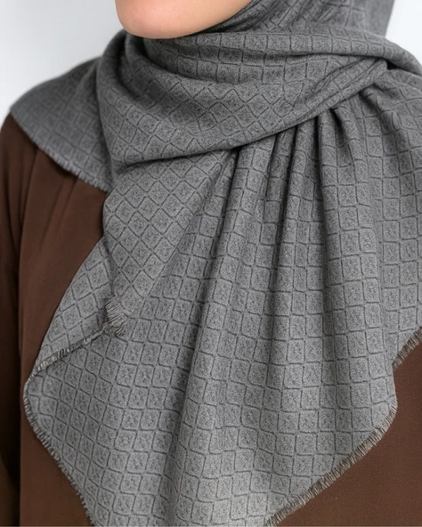 Desenli Denim Eşarp – 95x95 cm, Kaymaz, Dört Mevsim Kullanıma Uygun - Resim 2