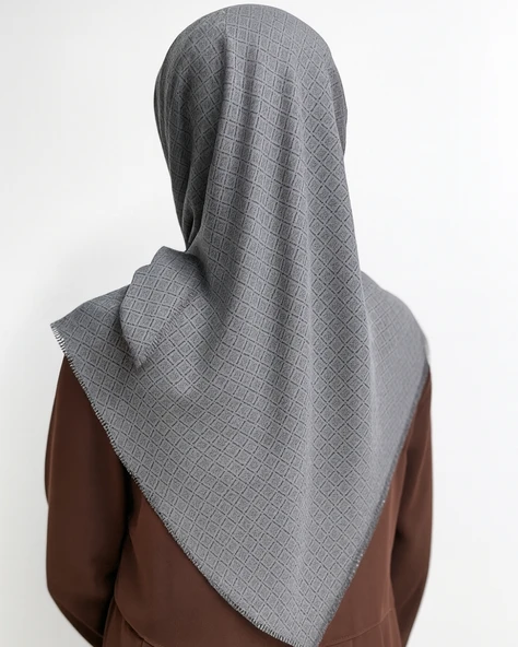 Desenli Denim Eşarp – 95x95 cm, Kaymaz, Dört Mevsim Kullanıma Uygun - Resim 3