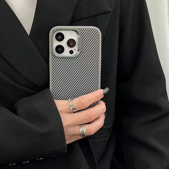 iPhone 15 Pro Kılıf M-safe Şarj Özellikli Karbon Fiber Görünümlü Troy Kapak - Resim 3