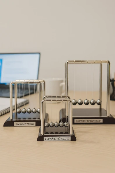 İsim Yazılı Kişiye Özel Newton Sarkaçı Metal Denge Topu Masaüstü Ofis Şık Dekoratif Hediye Büyük Boy - Resim 5
