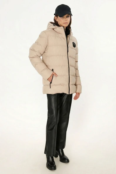 İçi Astarlı Su ve Rüzgar Geçirmez Cepli Kapüşonlu Kadın Mont - Resim 4