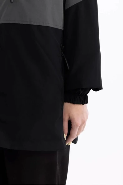 İçi Astarlı Su ve Rüzgar Geçirmez Cepli Kadın Yağmurluk - Resim 5