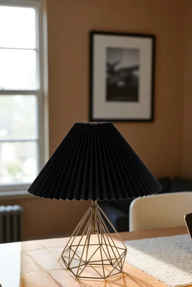 Lumexx PRAMİT ESKİTME PİLELİ SİYAH MASA LAMBASI ürün görseli