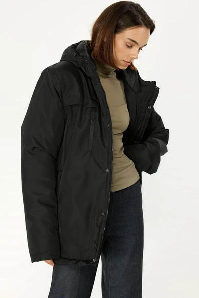 İçi Astarlı Su ve Rüzgar Geçirmez Cepli Kapüşonlu Kadın Mont - Resim 8