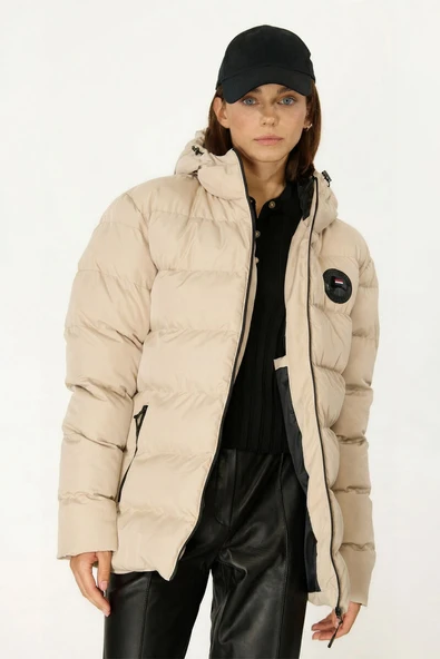 İçi Astarlı Su ve Rüzgar Geçirmez Cepli Kapüşonlu Kadın Mont - Resim 2