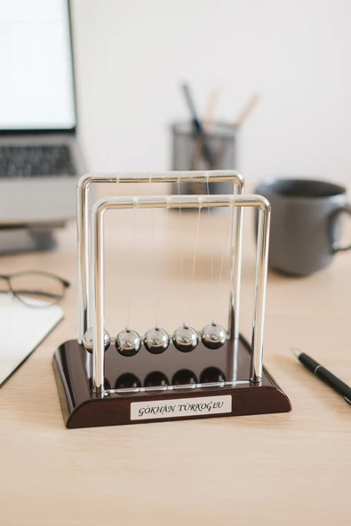 İsim Yazılı Kişiye Özel Newton Sarkaçı Metal Denge Topu Masaüstü Ofis Şık Dekoratif Hediye Büyük Boy ürün görseli 1