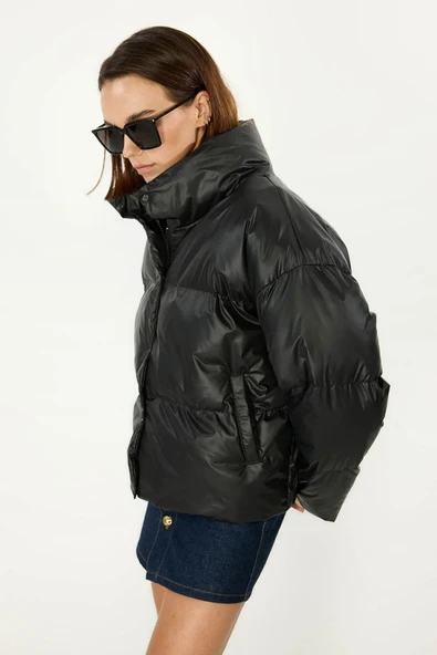 İçi Astarlı Su ve Rüzgar Geçirmez Cepli Dik Yaka Kadın Mont - Resim 3