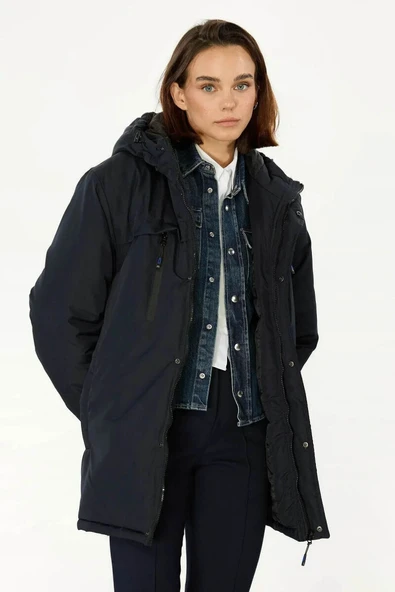 İçi Astarlı Su ve Rüzgar Geçirmez Cepli Kapüşonlu Kadın Mont ürün görseli