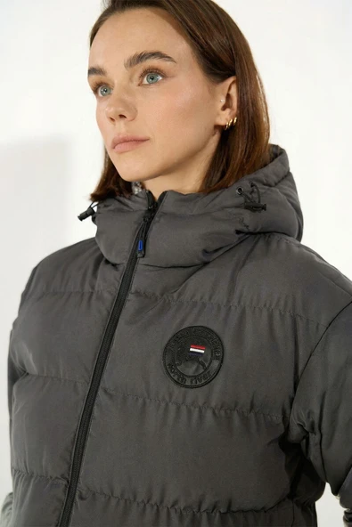 İçi Astarlı Su ve Rüzgar Geçirmez Cepli Kapüşonlu Kadın Mont - Resim 10