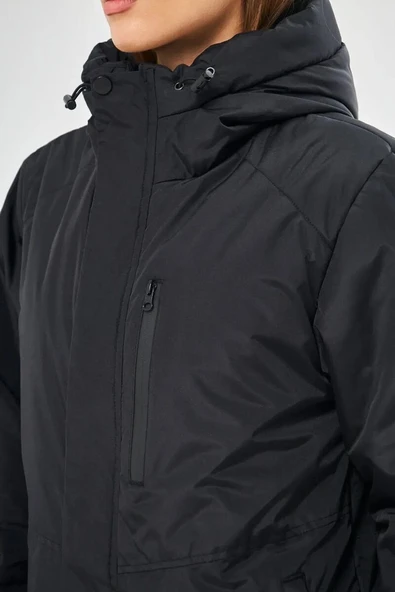 İçi Astarlı Su ve Rüzgar Geçirmez Cepli Kapüşonlu Kadın Mont - Resim 5