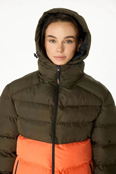 İçi Astarlı Su ve Rüzgar Geçirmez Cepli Kapüşonlu Kadın Mont - Resim 10