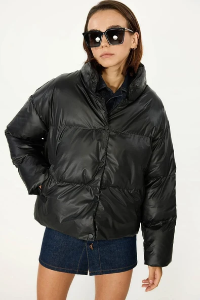 İçi Astarlı Su ve Rüzgar Geçirmez Cepli Dik Yaka Kadın Mont ürün görseli