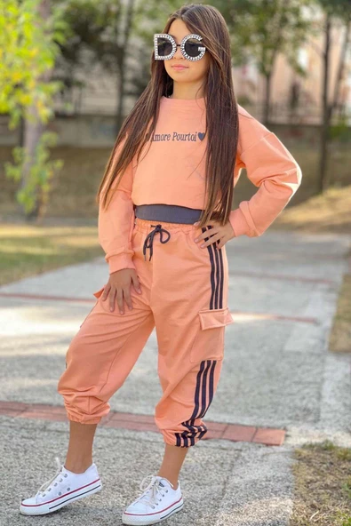Kız Çocuk Yazı Detaylı Crop Kaşkorse Kolsuz Badi Şerit Detaylı Kargo Cepli Alt Somon Eşofman Takım ürün görseli