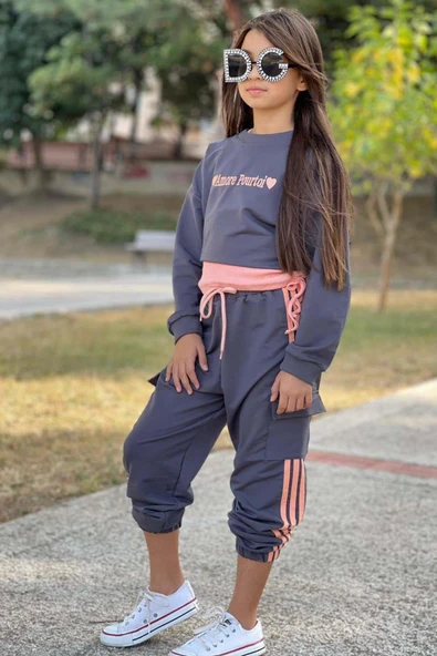 Kız Çocuk Yazı Detaylı Crop Kaşkorse Kolsuz Badi Detaylı Kargo Cepli Alt Lacivert Eşofman Takım ürün görseli