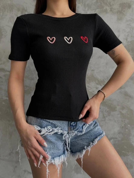 Üçlü kalp nakışlı bluz - Resim 4