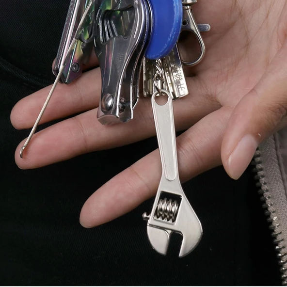 Fonksiyonel İngiliz Anahtarı Anahtarlık Metal Malzemeli Minyatür Anahtar Ucu Açılır Kapanır Gerçekçi Görünümlü Dekoratif Erkek Anahtarlık Araç Çanta Ev Anahtarı İçin Şık ve Pratik Anahtarlık Aksesuarı - 6