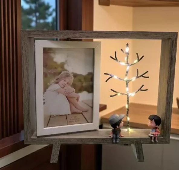 Ahşap Çerçeveli Çift Taraflı Işıklı Masaüstü Fotoğraf Çerçevesi (26.5x23.6 cm) - 4
