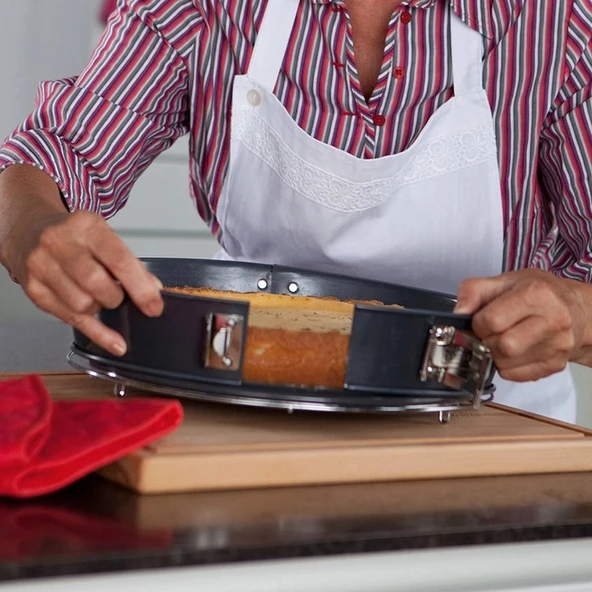 Kaiser Classic Kelepçeli Kek Kalıbı 20 - 24 - 26 cm. - Resim 4