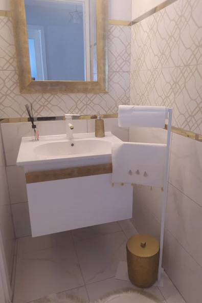 AJU Havluluk Kağıt Havlu Askısı Beyaz Metal Malzeme Kurulum Gerektirmez Devrilmez Banyo Dekorasyonu - 4