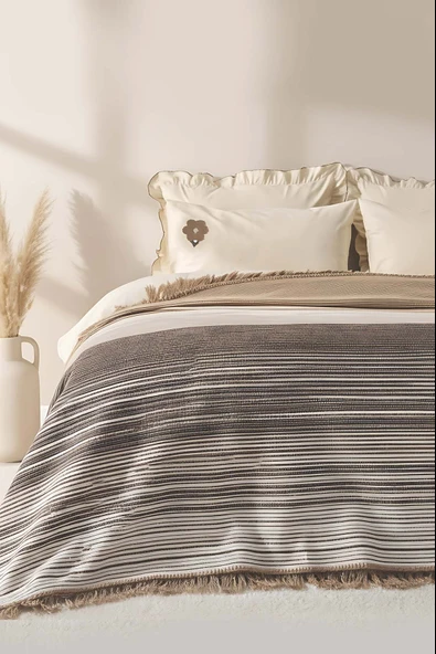 Veloura Bej Çift Kişilik Püsküllü Battaniye ürün görseli