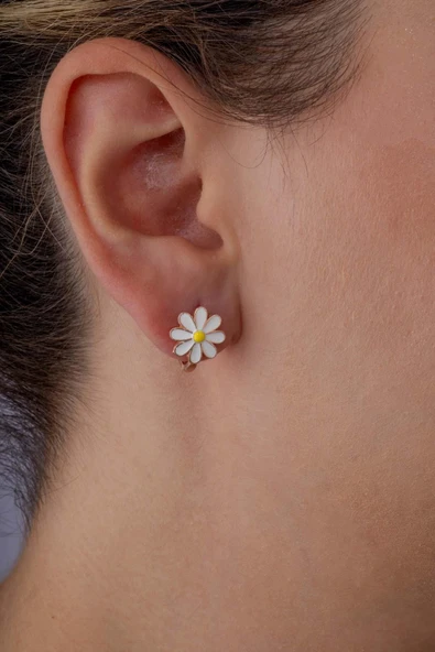 Gümüş Pazarım Mineli Papatya Motifli Gümüş J Küpe