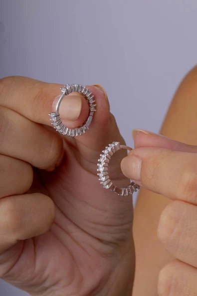 Gümüş Pazarım 4 Tırnaklı Tek Sıra Halka Gümüş Küpe - Resim 3