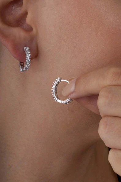 Gümüş Pazarım 4 Tırnaklı Tek Sıra Halka Gümüş Küpe ürün görseli 1