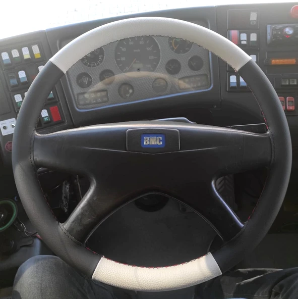 DİKİŞLİ DİREKSİYON KILIFI GRİ DERİ SİYAH DERİ SİYAH DİKİŞLİ BELDE BMC OTOBÜS İÇİN ürün görseli