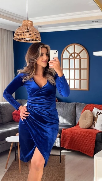 Kadın Uzun Kollu Kruvaze Yaka Belden Büzgü Detay Midi Kadife Elbise ürün görseli 1