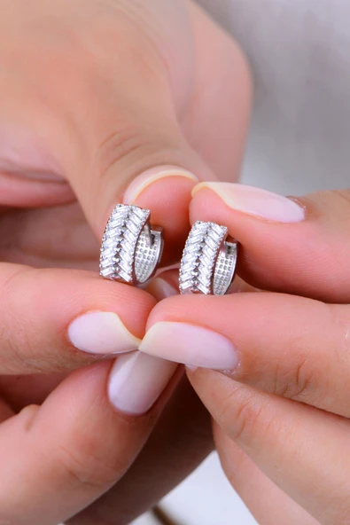 Gümüş rodyumlu baget kesim çift sıra zirkon taşlı halka küpe SGTL12995RODAJ ürün görseli