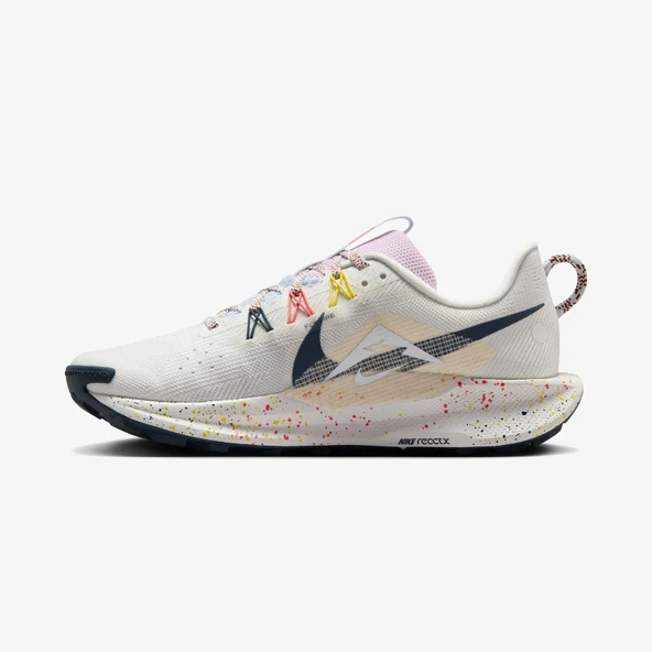Nike Pegasus Trail 5 Kadın Beyaz Koşu Ayakkabısı (DAR KALIP) - 2