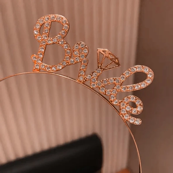 Rose Gold Renkli Taşlı “Bride” Gelin Tacı – El Yazısı Yazı Tipiyle ürün görseli