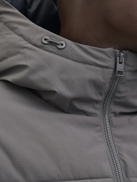 JACK JONES Erkek Kolu Yazı Baskılı Şişme Mont 12283517 - Resim 4