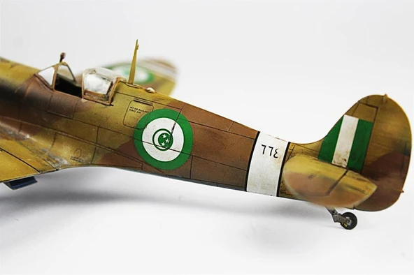 QD027 1/48 Ölçek, Spitfire Mk.V Sergilemeye Hazır Plastik Uçak Maketi - Resim 7