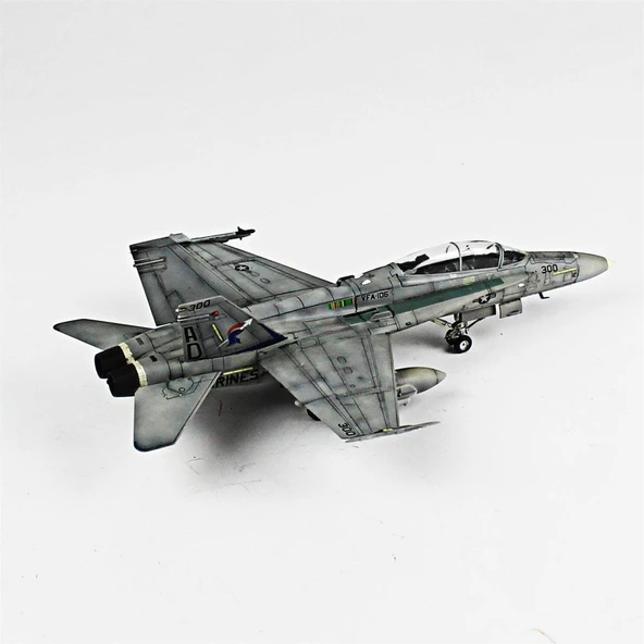 QD046 1/72 Ölçek, F-18D Hornet Sergilemeye Hazır Plastik Uçak Maketi - Resim 4