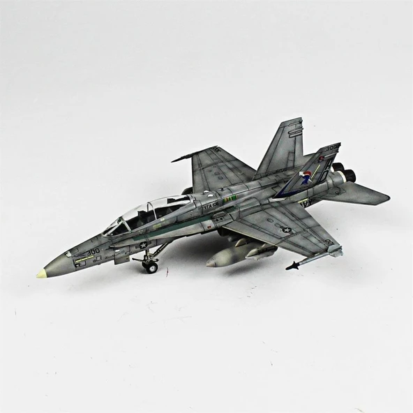 QD046 1/72 Ölçek, F-18D Hornet Sergilemeye Hazır Plastik Uçak Maketi - Resim 2