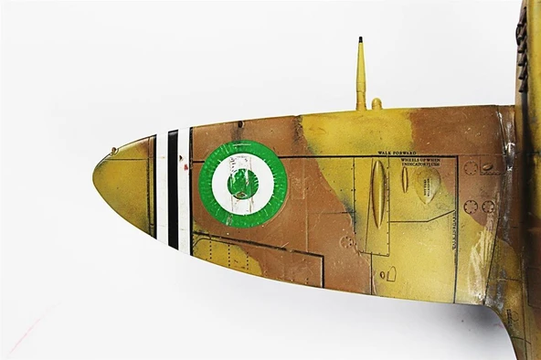 QD027 1/48 Ölçek, Spitfire Mk.V Sergilemeye Hazır Plastik Uçak Maketi - Resim 8